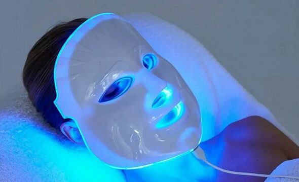 LED fototerapia na boj proti zmenám pokožky tváre súvisiacim s vekom