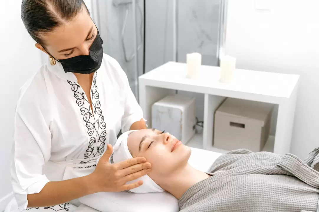 Profesionálna masáž podporuje omladenie pokožky tváre bez injekcií